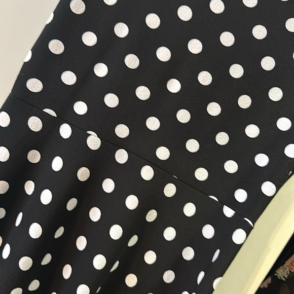 Black dress size medium. Belt not included. - Picture 4 of 7